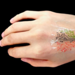 Si stampa in 3D e risponde agli stimoli desiderati: è il nuovo tatuaggio vivente del MIT